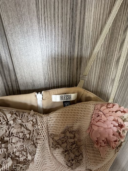 Бежова рокля Alessa