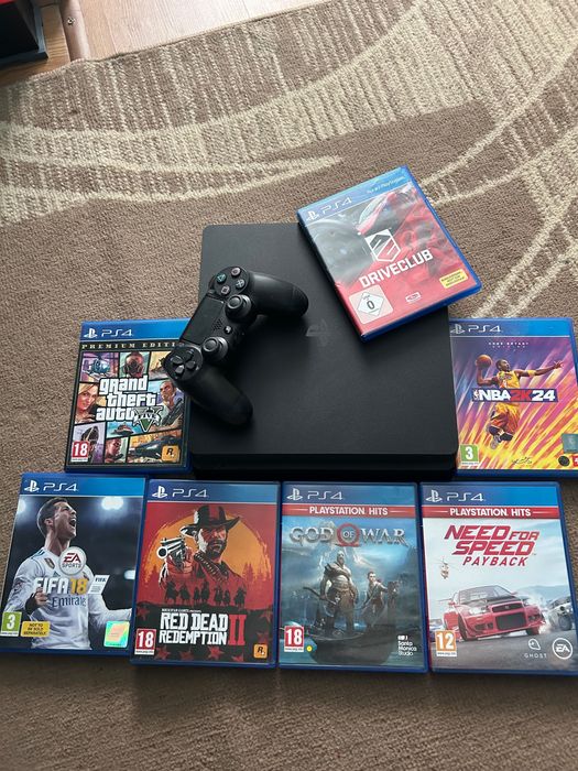 PS4 slim със 8 игри и един чойстик.