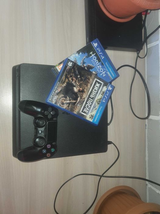 Продам PS4 1tb Срочно в хорошем состоянии