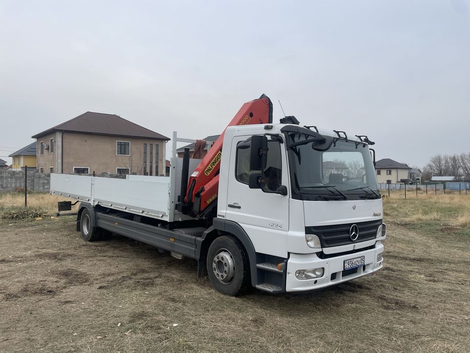 Бортовой манипулятор грузоперевозки