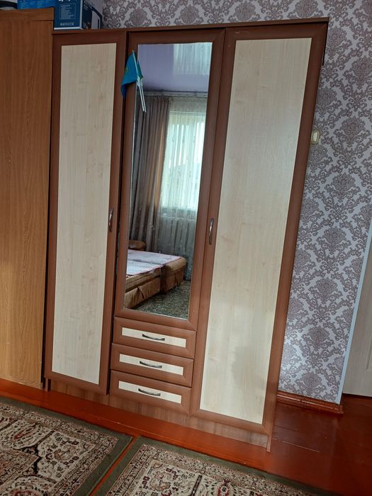 Срочно .Шкафы,спальные кроватьи