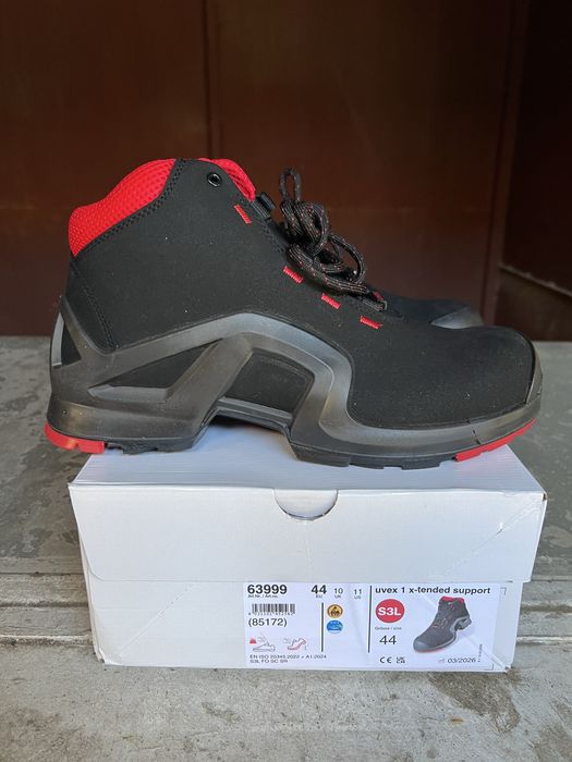Vand bocanci protectie Uvex marimea 44