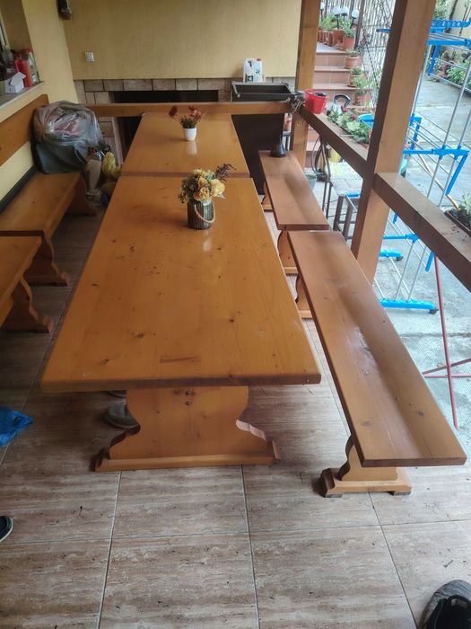 De vanzare doua mese si patru banci
