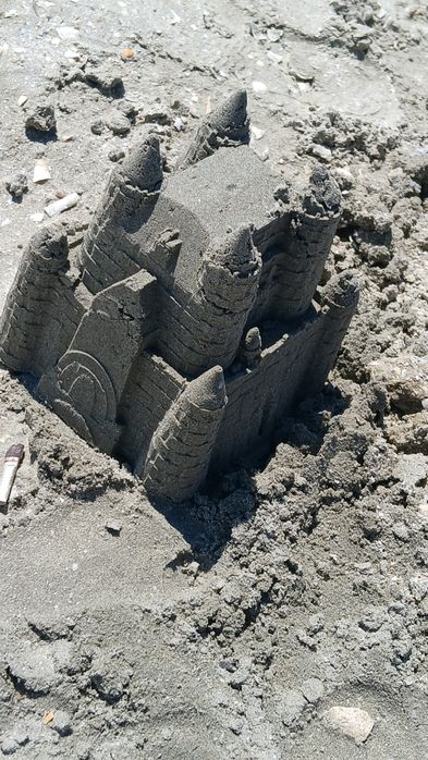 Vand castel de nisip facut maine.