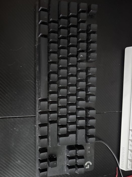 Продавам Logitech TKL клавиатура