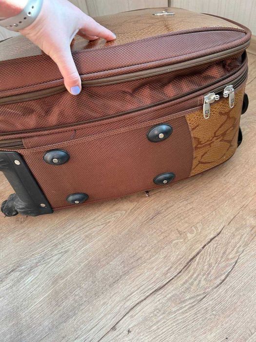 Продам средних размеров чемодан