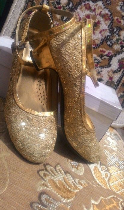 Продам блестящие туфли