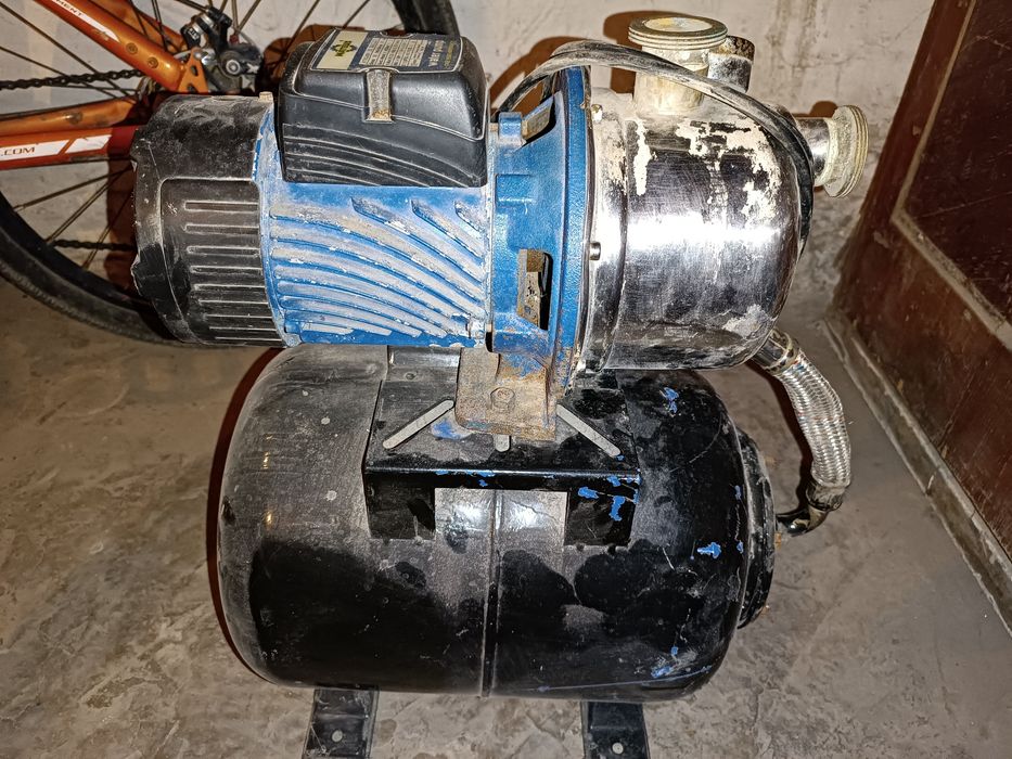 Насосы водяные и электродвигатели