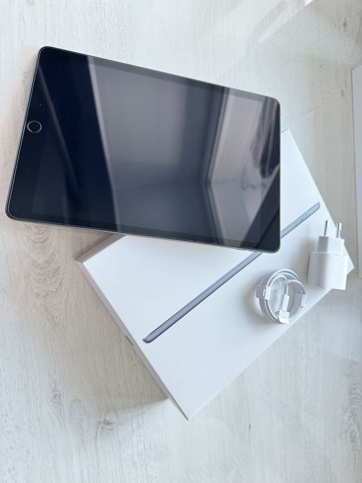 Apple iPad Generation, версия Wi-Fi, 64 ГБ памяти.