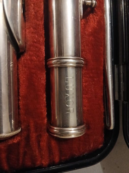 Vînd flaut nou îl vînd că nu pot cînta la el accept și schib clarinet