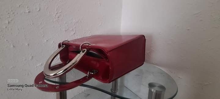 Geanta de lac de culoare rosie. Pret 100 lei