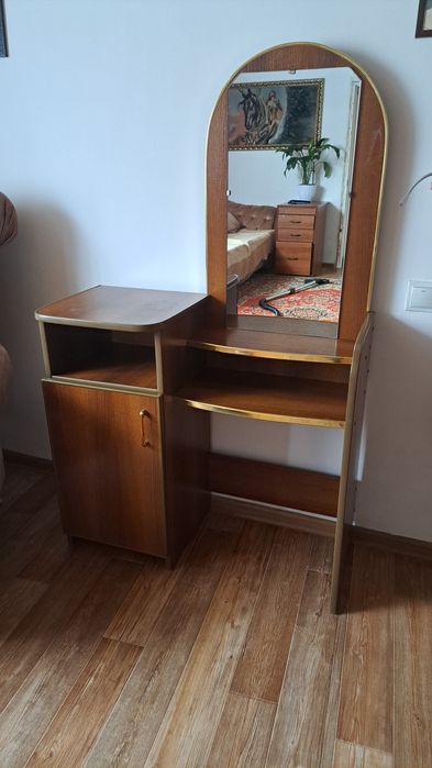 Трюмо с зеркалом