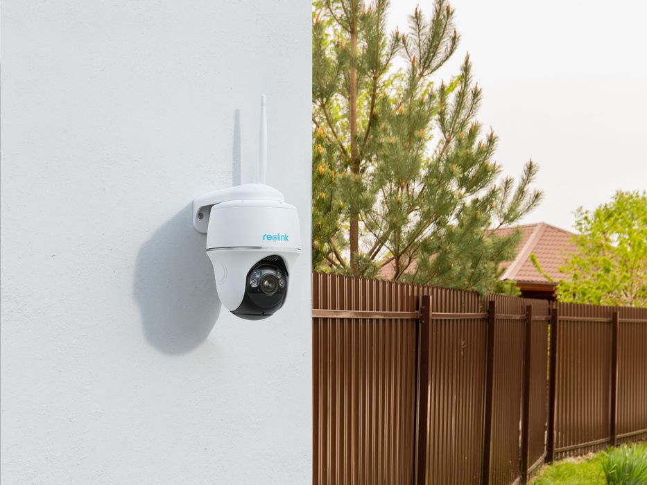 Camera de supraveghere Reolink Argus PT Ultra cu panou solar 4K