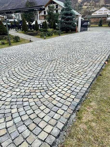 Amenajare Curte cu Piatră Cubică – Rezistență Maximă la Mare Tonaj