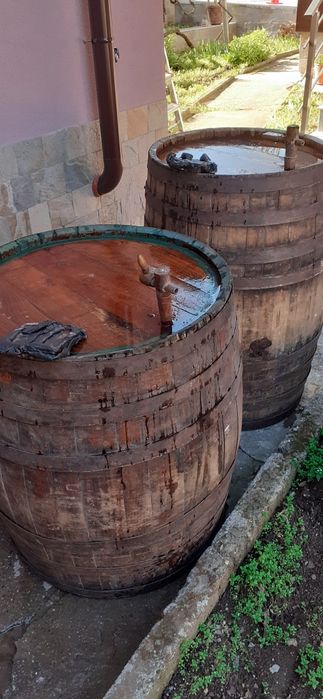 Продавам 2 броя дъбови бъчви,250 литра/350 литра в добро състояние.