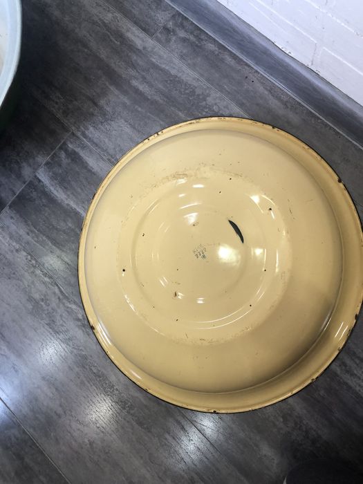 Продаются большие , эмалированные тазы.