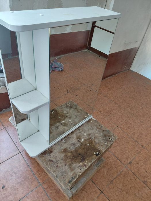 Шкаф -зеркало для ванной.