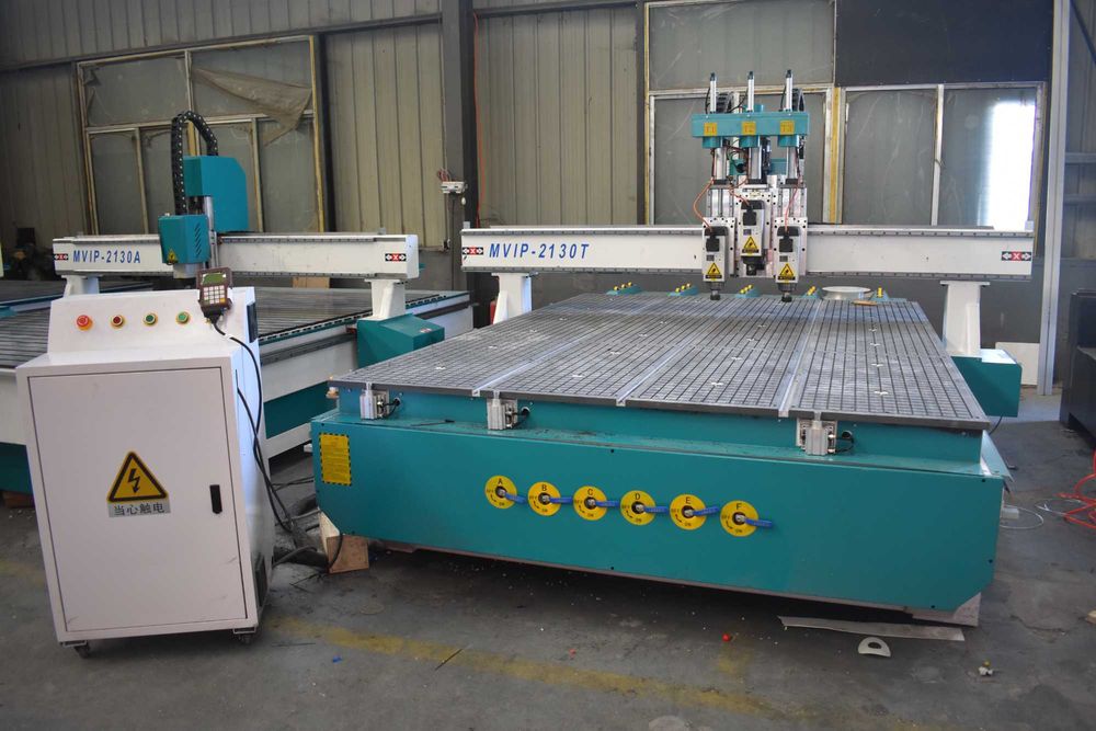 Router CNC cu 3 motoare si masa cu vacuum