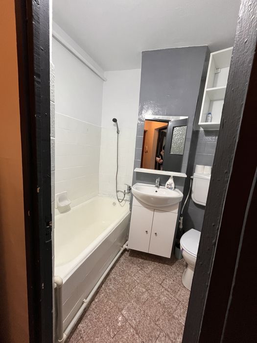 Inchiriez garsoniera conf 1 zona central