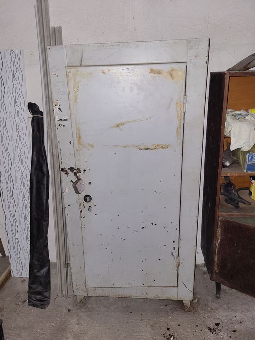 Продам сейф металлический