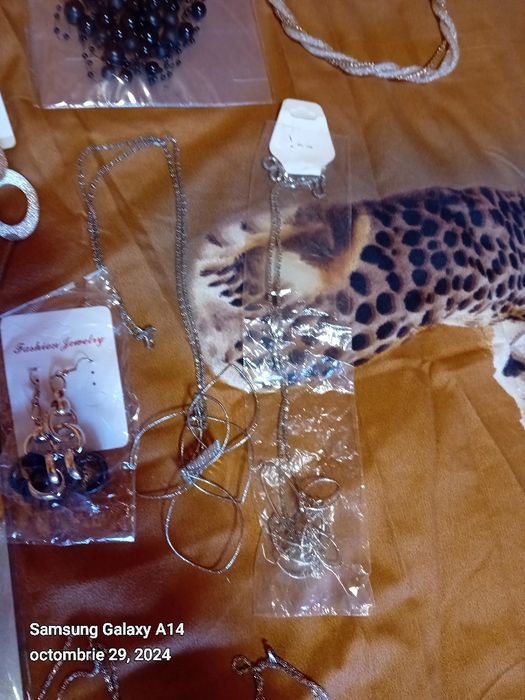 Cercei ,lănțișoare, brățară se picior.