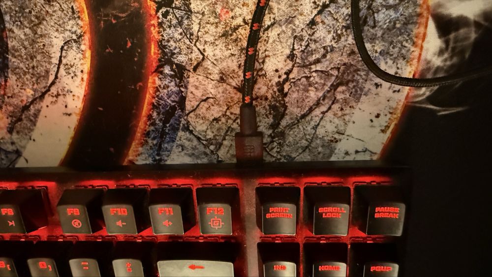 Продаю игровую клавиатуру hyper x