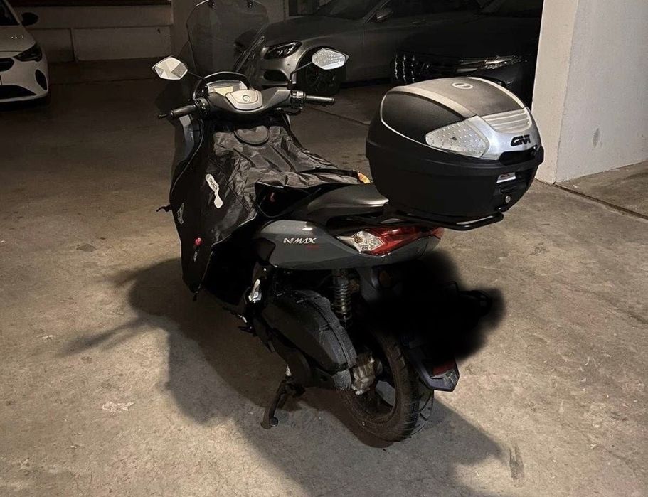 Topcase GIVI B32 Bold 32L + suport GIVI pentru Yamaha NMAX