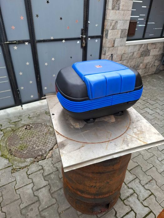 Vând topcase moto.