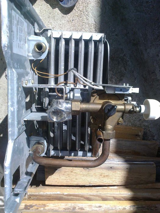 Продавам проточен газов бойлер "ДИПЛОМАТ"