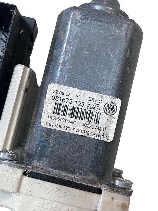 Motoras Geam Dreapta Fata Volkswagen Passat Variant 3C5 2005 - 2011 1K0959702Ac