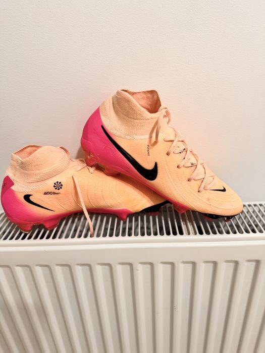 Nike Phantom Luna II Pro FG, професионални бутонки.