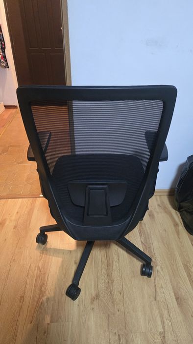 Scaun rotativ de birou, la cutie,  impecabil!
