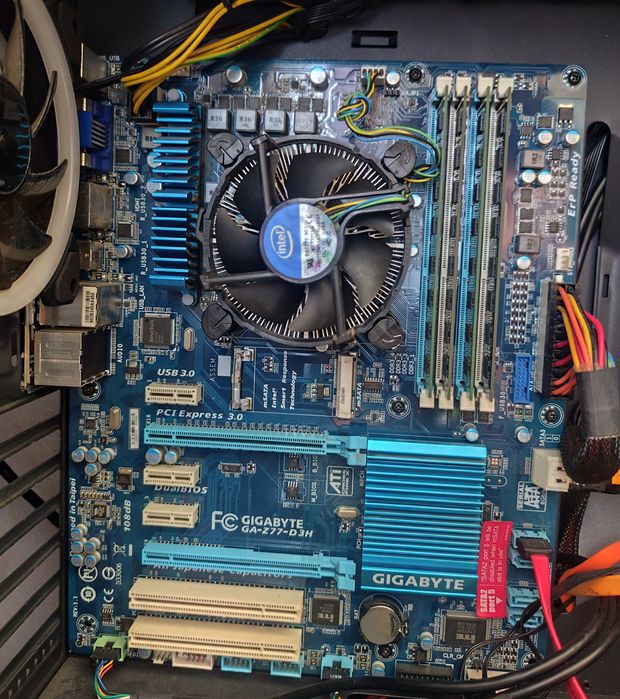 Kit i7 3770, placă de bază Gigabyte GA-Z77-D3H și 32GB RAM DDR3 1600 mhz + cooler stock Intel și IO shield