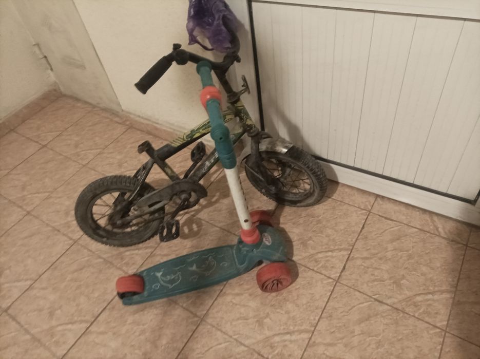 Продаю самокат и велосипед вместе стояла на балконе работает отлично