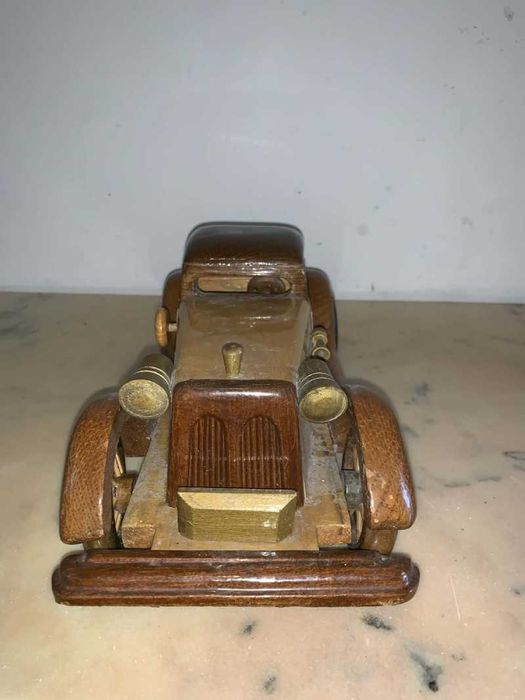 Mașina de jucărie - model cadillac din lemn