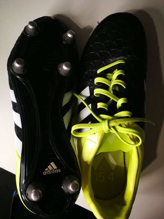 Ghete de fotbal cu crampoane de fier