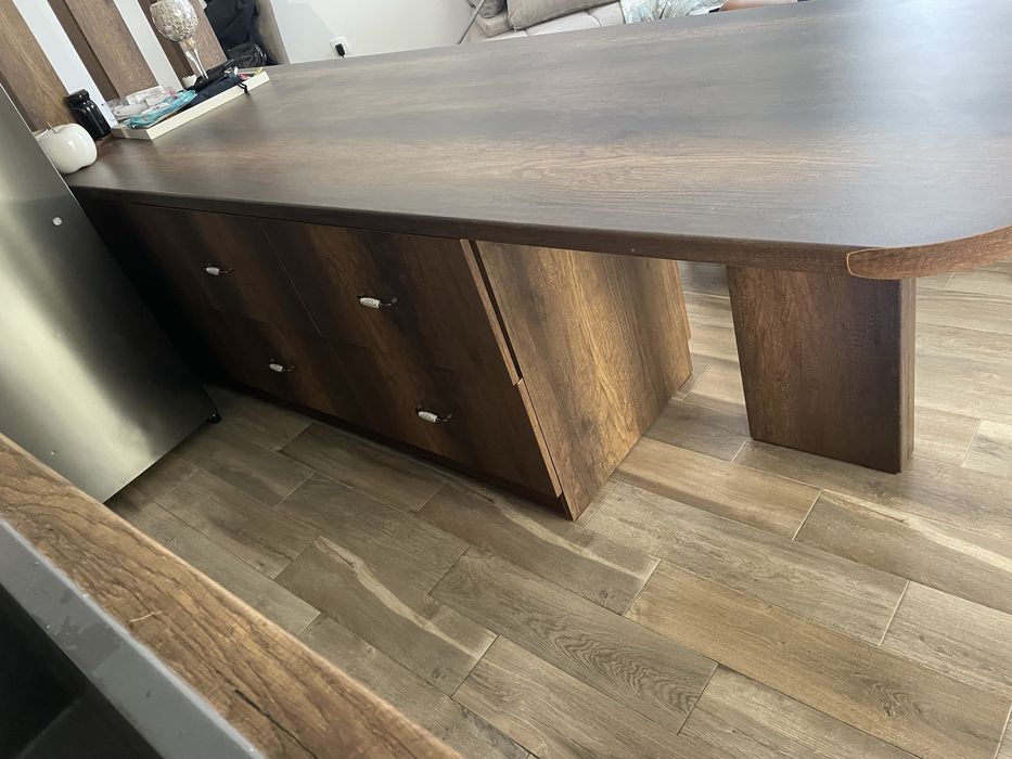 Маса тип островна с чекмеджета  няма забележки