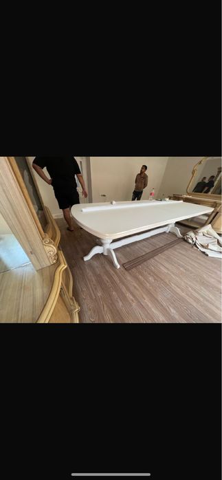 Большой стол белого цвета