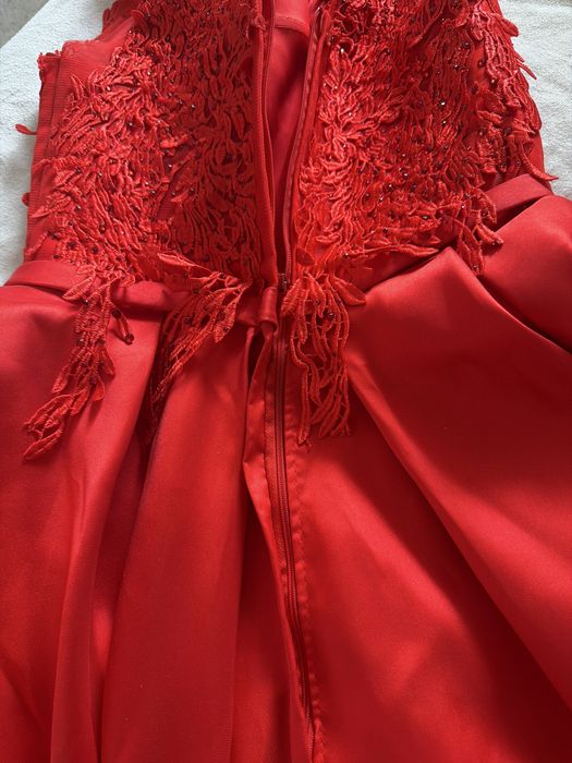 Красное нарядное платье