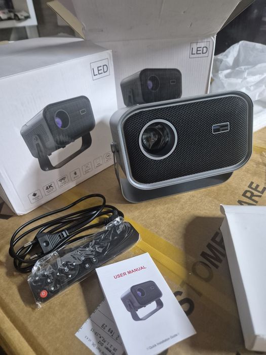 Промо Цена!Преносим Smart 4К Android WiFi Проектор с Ел.Focus 15000lumen + Подарък 72инчово платно