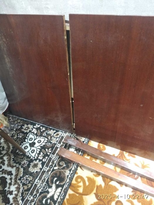 Продаётся стол палированный раздвижной и шесть стульев