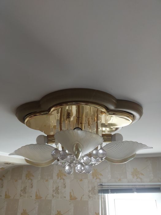 Продам люстру потолочную