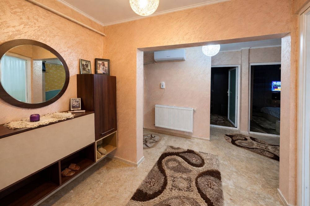 De vânzare apartament cu 3 camere decomandat