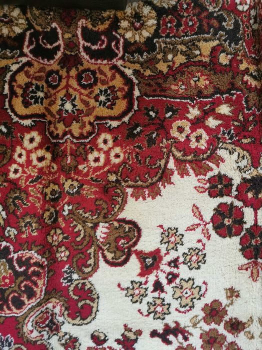 Продавам  вълнен персийски килим на завода в Сливен от социализма