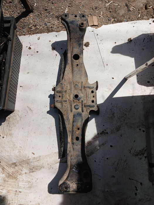 Балка Мазда 323 на 1995г