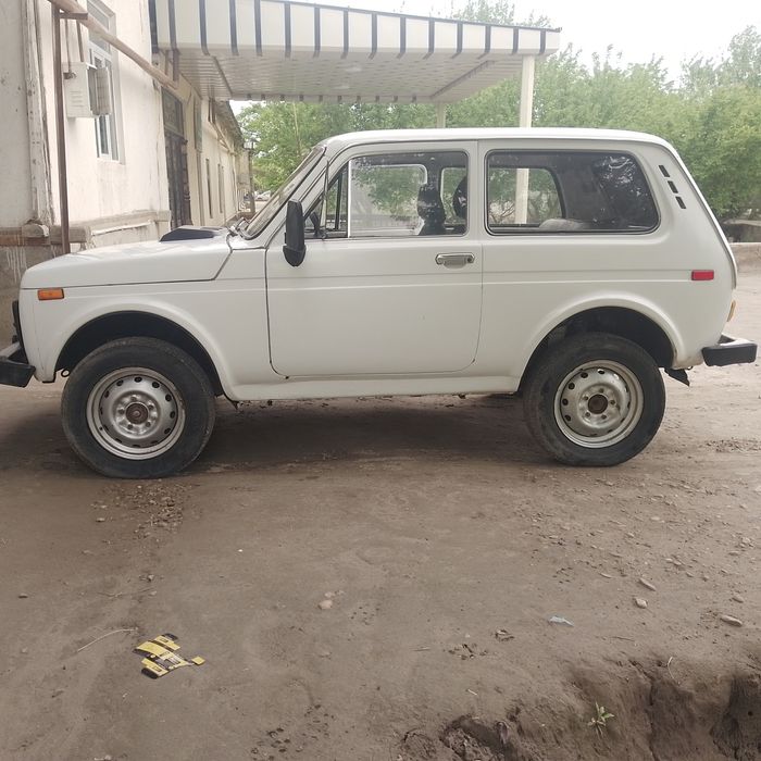 Lada niva sotiladi