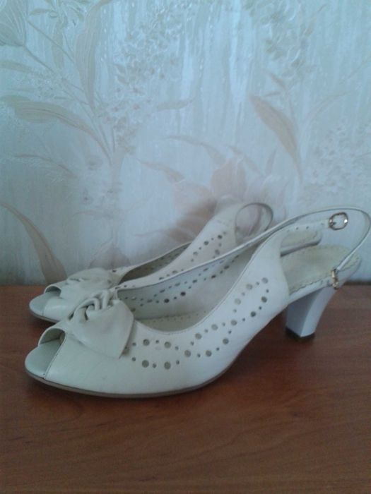 Продам женские босоножки