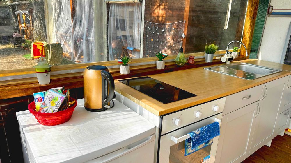 Продава се уютна каравана с веранда в къмпинг Атлиман край Китен