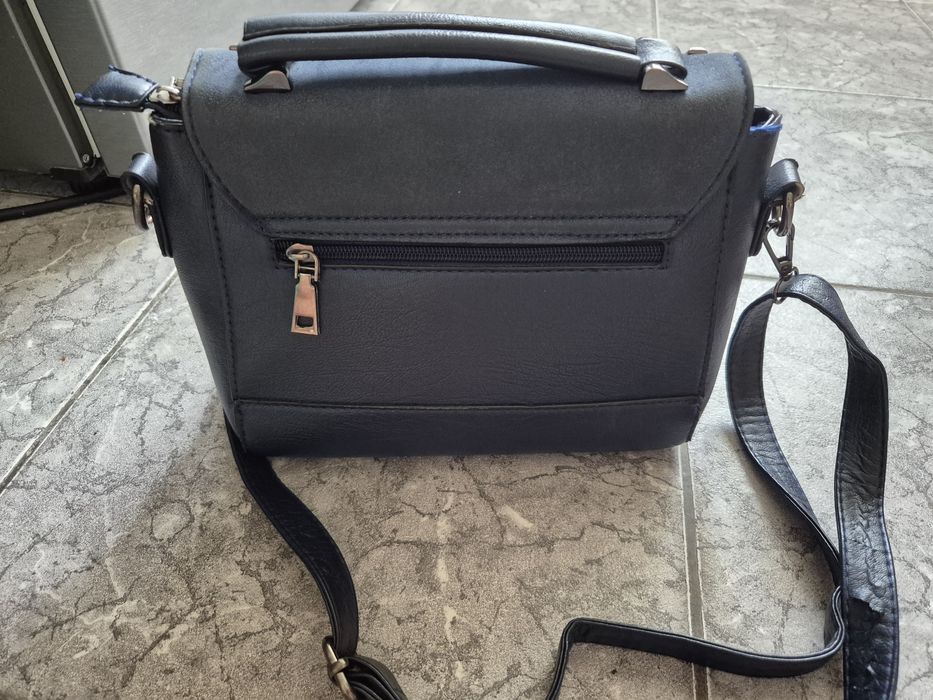 Дамска чанта с капси 

Стилна черна чанта с метални