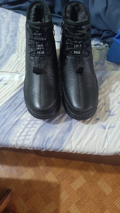 Продавам обувки тип боти